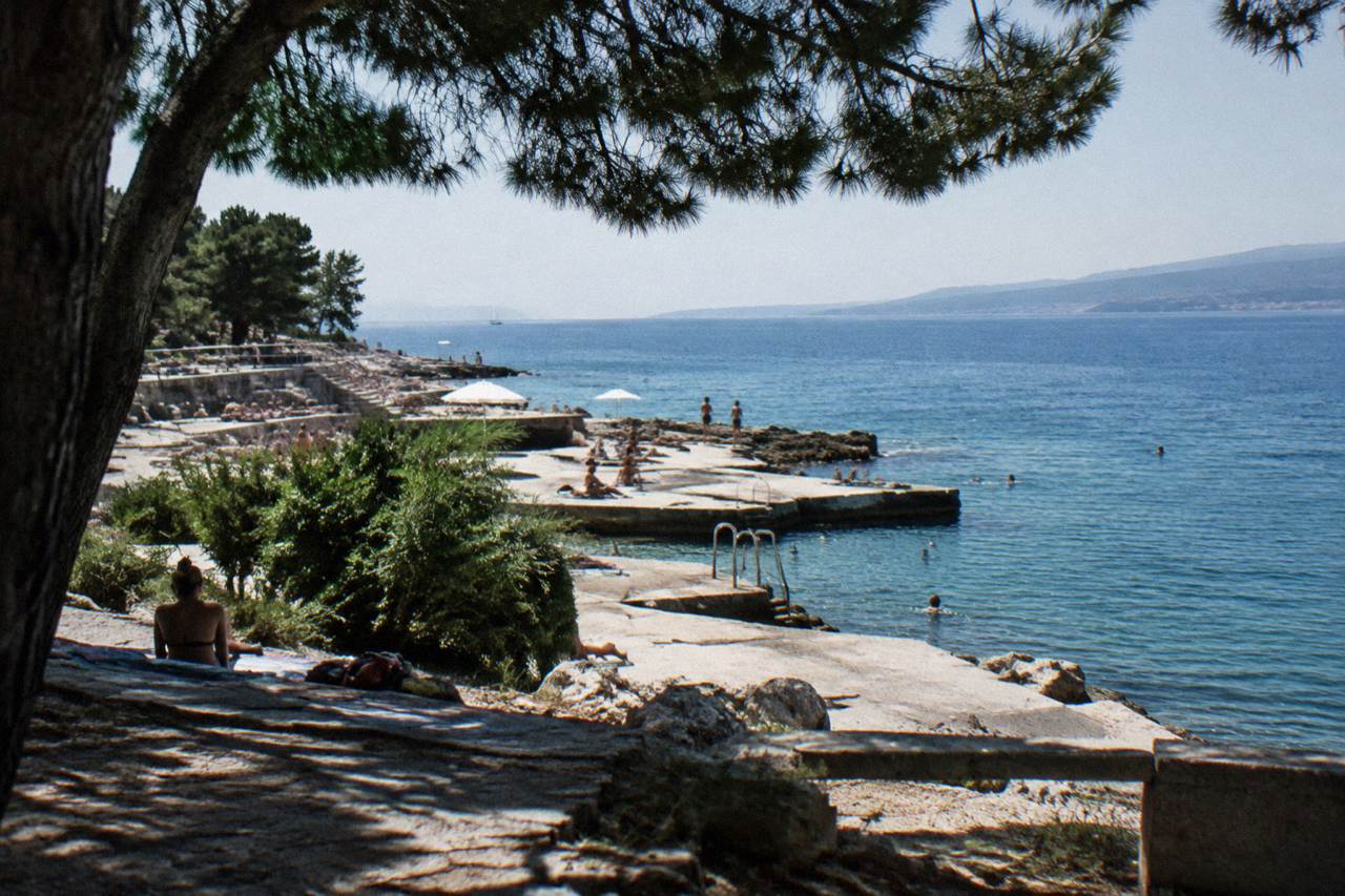 Wide seaside plateau with sunbathing terraces, concrete swimming ledges and the Adriatic horizon at Žnjan in Split